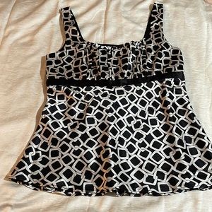 WHITE HOUSE BLACK MARKET SILKY SLEEVELESS TOP